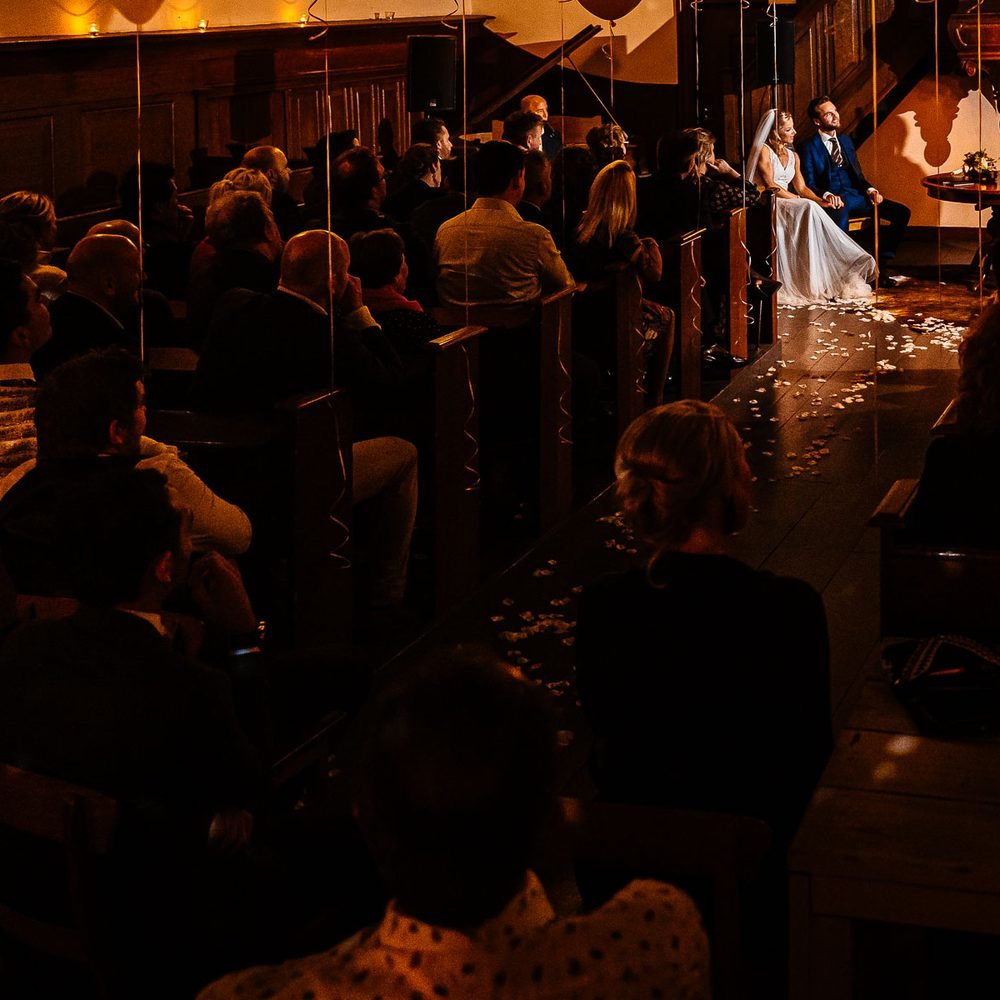 Ceremonie bij kaarslicht in de kerk van De Amshoff