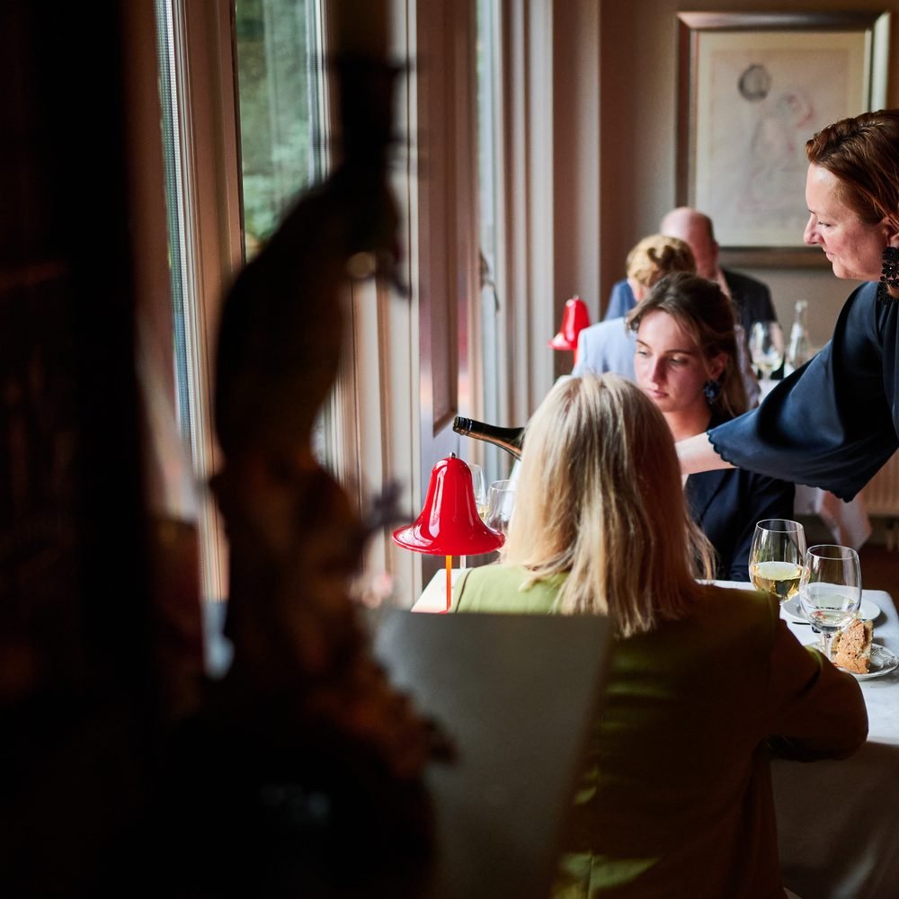 Bediening aan tafel in restaurant De Amshoff