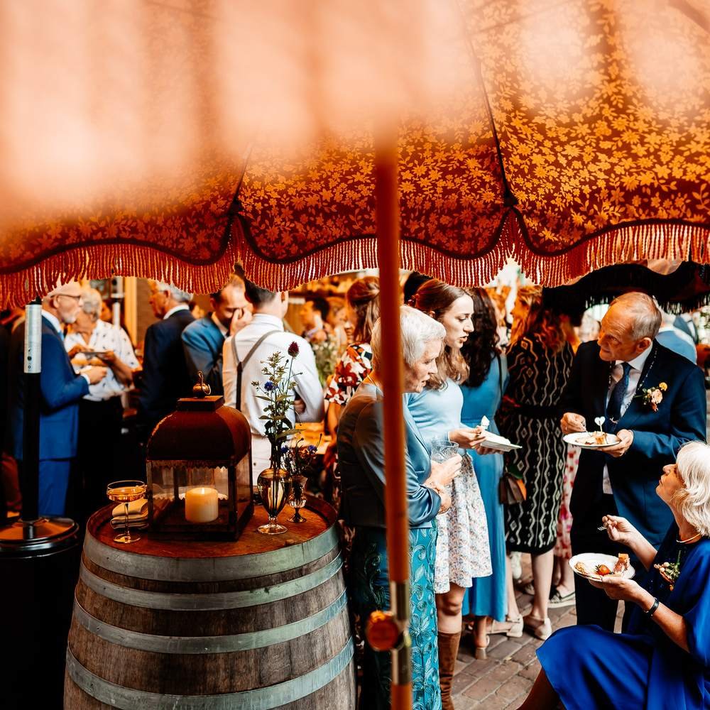 Borrel in de feesttent bij De Amshoff