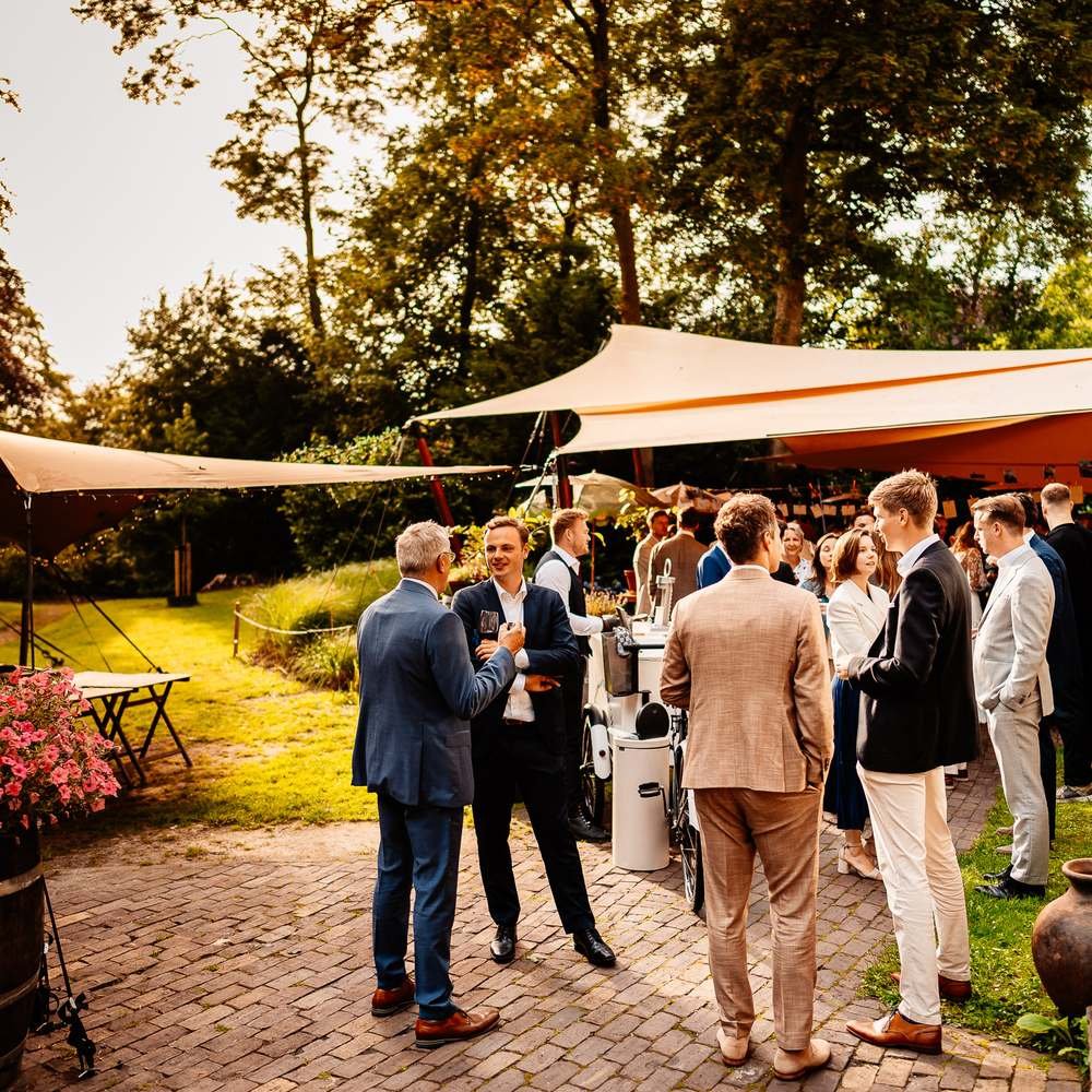 Borrel in de tuin onder de zeilen van De Amshoff