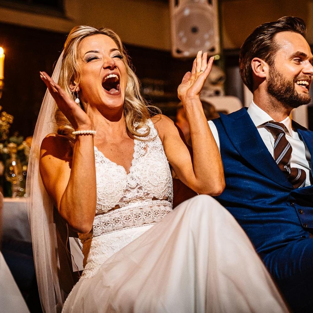 Bruidegom tilt de bruid op tijdens het feest