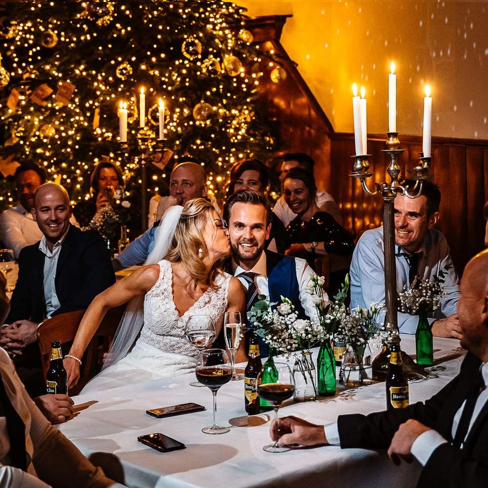 Bruidspaar aan het bruiloftsdiner bij De Amshoff