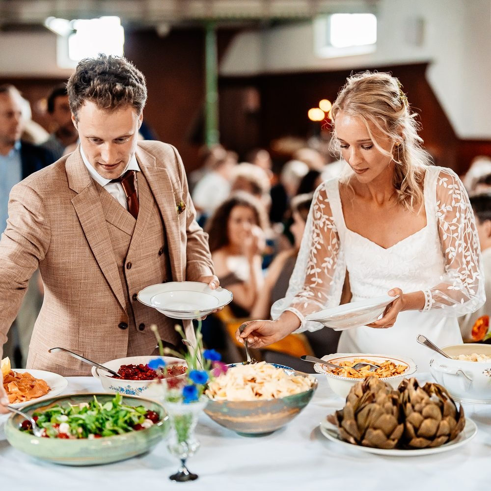 Bruidspaar schept op bij het buffet van De Amshoff