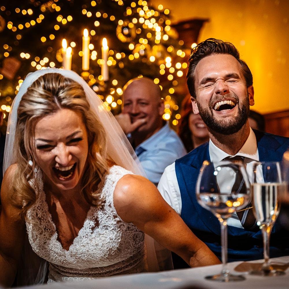 Bruidspaar proost tijdens het diner bij De Amshoff