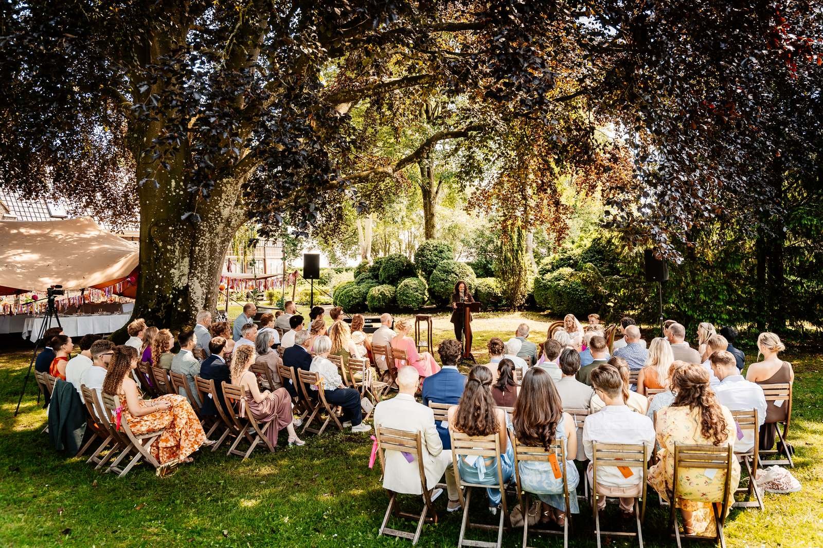 Buitenceremonie onder de oude boom in de tuin van De Amshoff