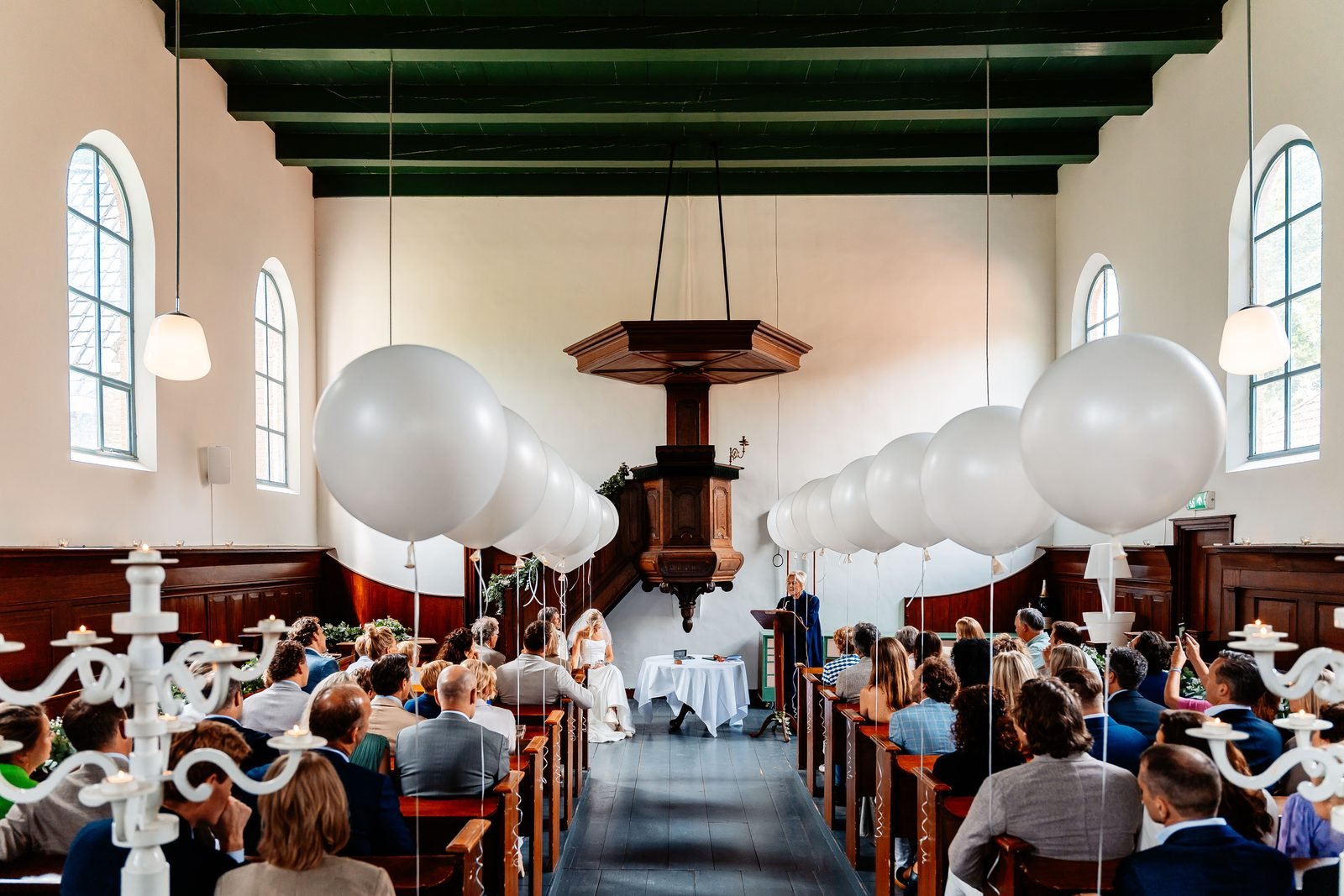 Huwelijksceremonie in de historische kerk van De Amshoff