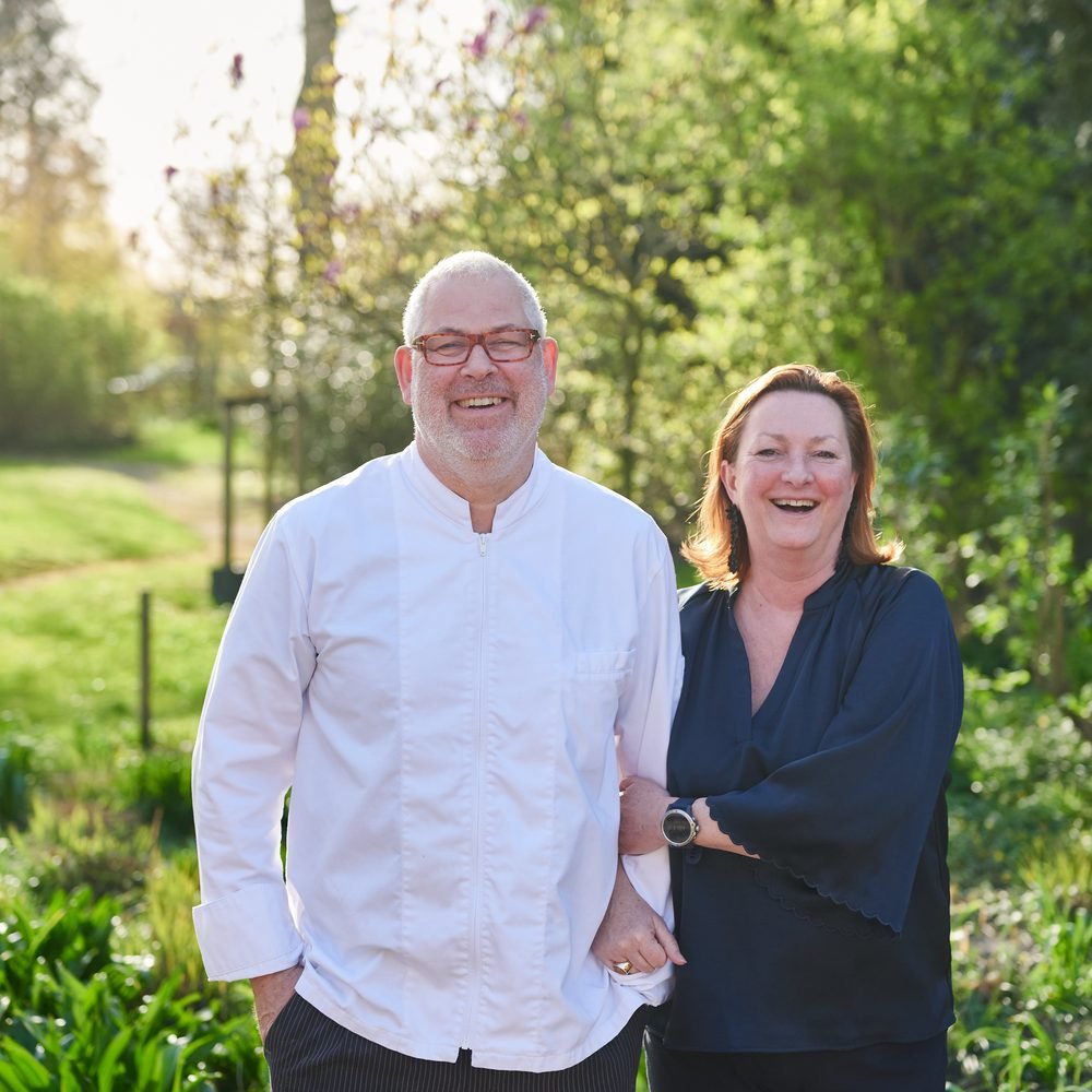 Chef Jan Stams en Marola Claessen in de tuin van De Amshoff