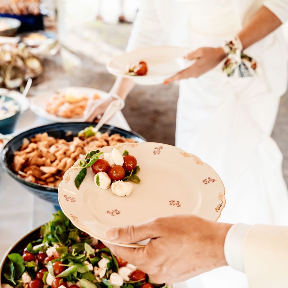 Chef serveert een gerecht bij De Amshoff