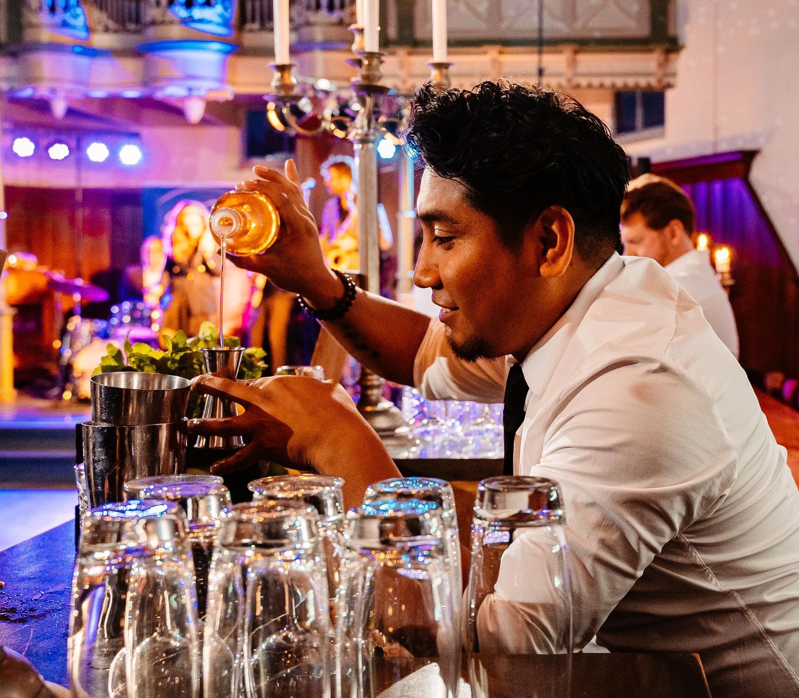 Cocktails schenken tijdens een bruiloft bij De Amshoff
