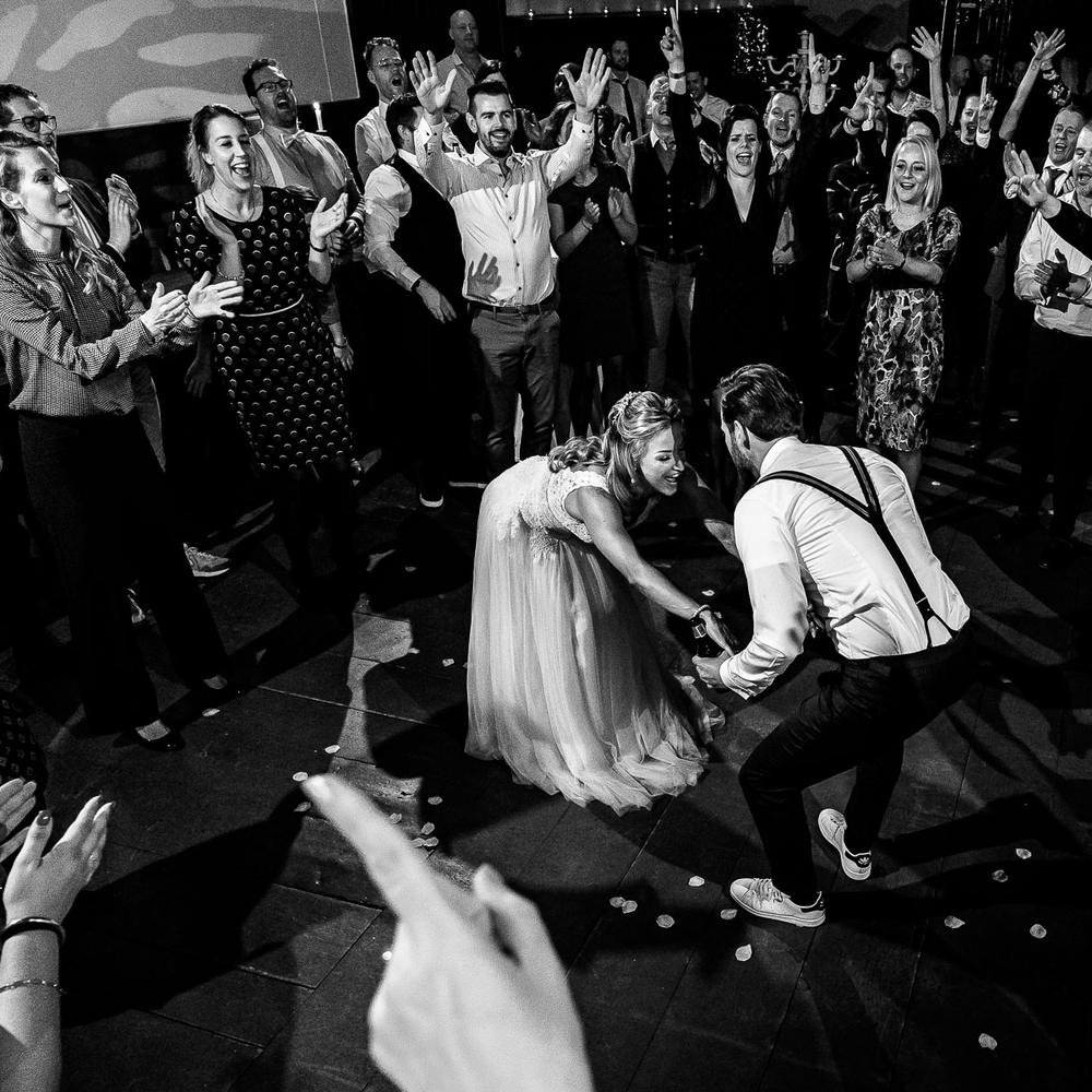 Bruidspaar danst tussen de confetti