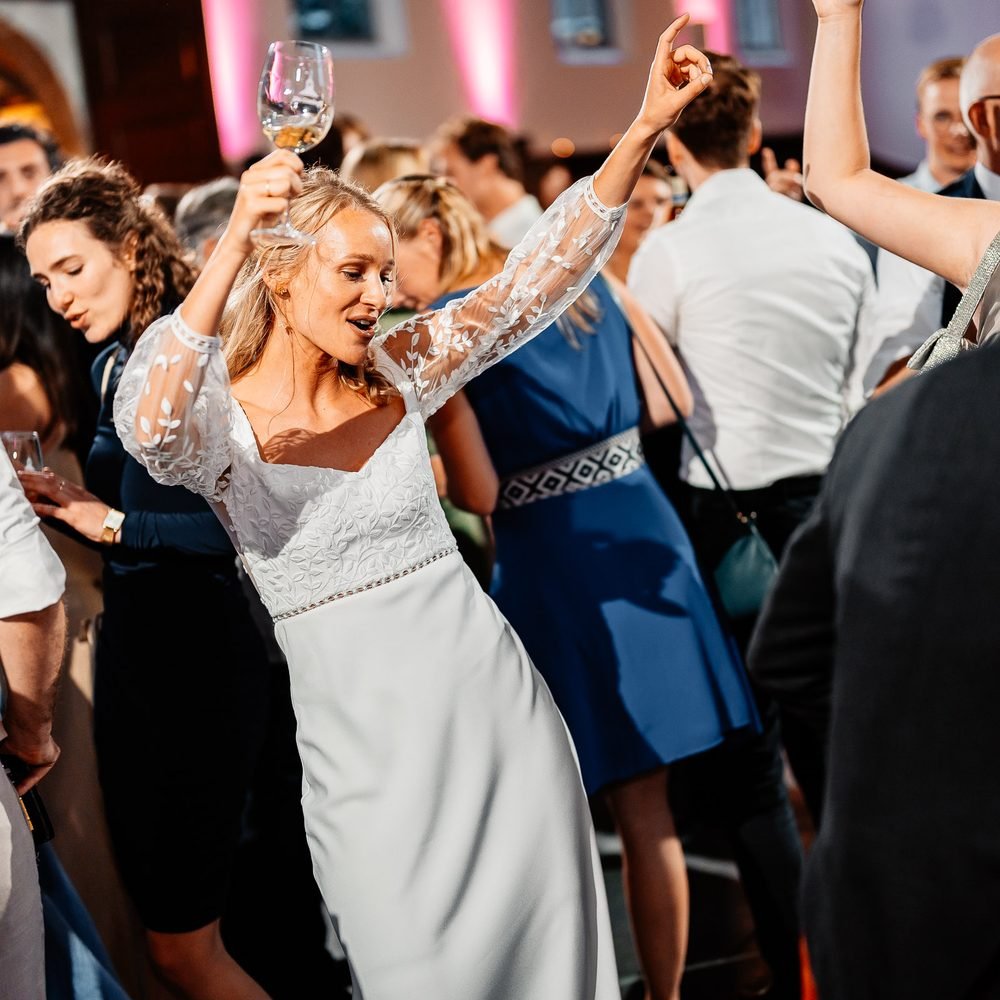Dansende gasten tijdens het bruiloftsfeest