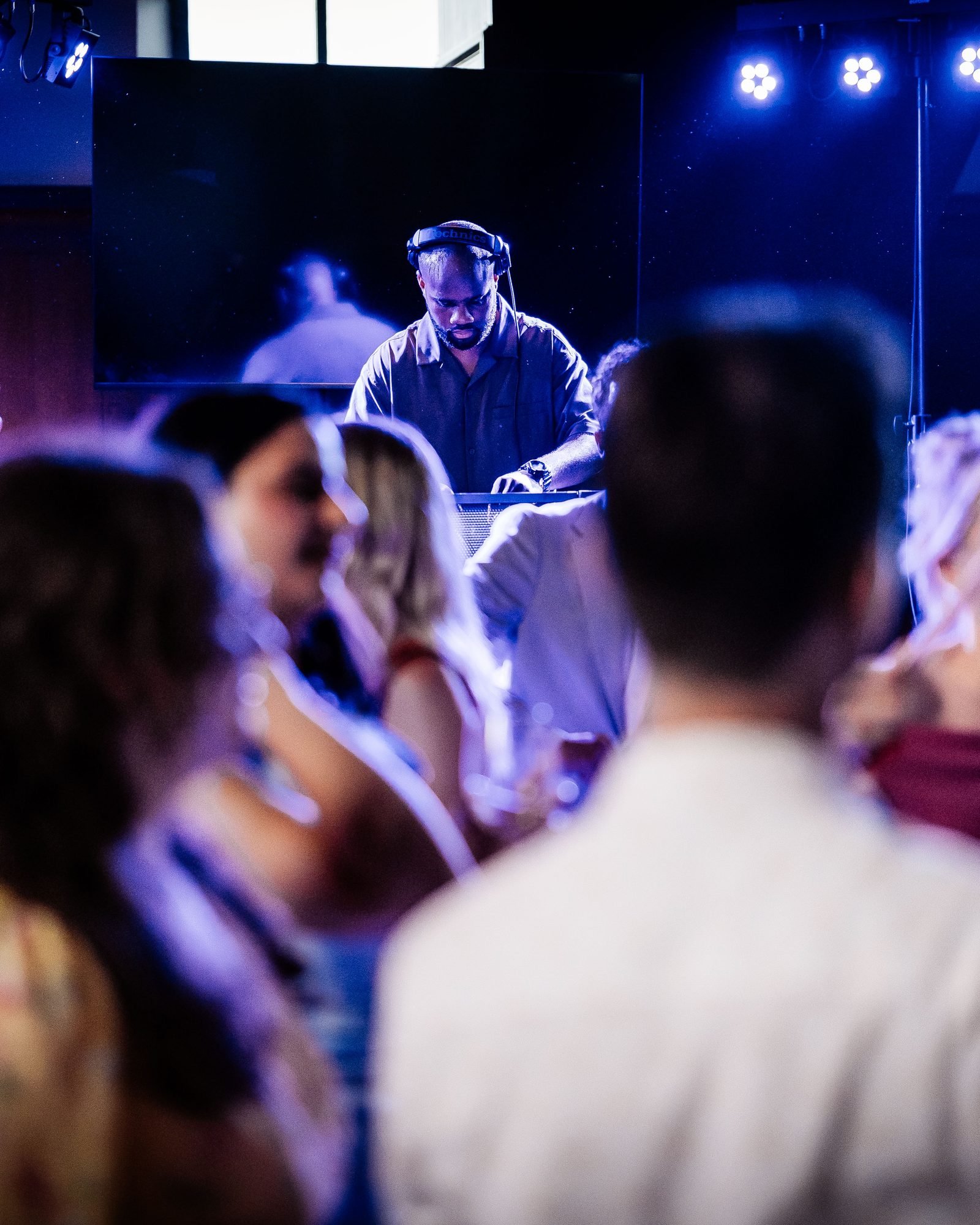 Dansfeest in de avond bij De Amshoff