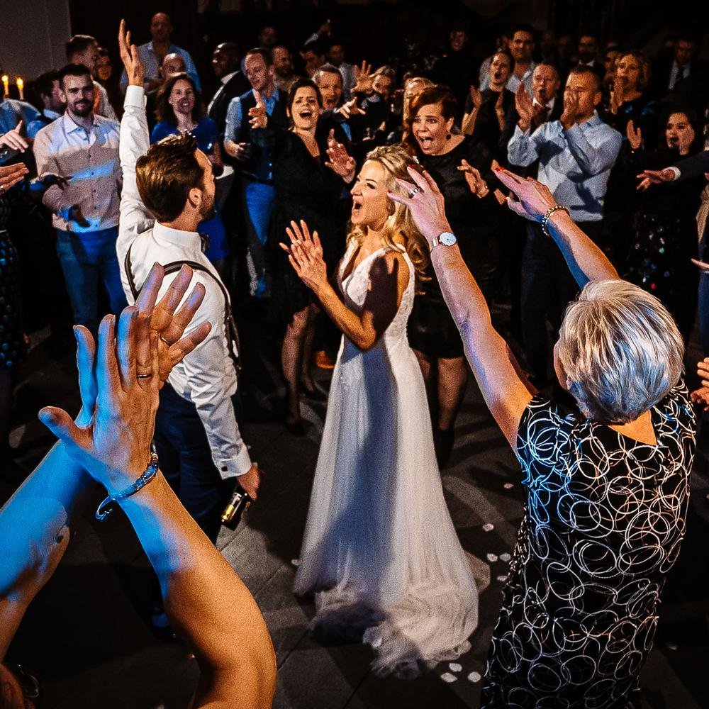 Volle dansvloer tijdens een bruiloftsfeest bij De Amshoff
