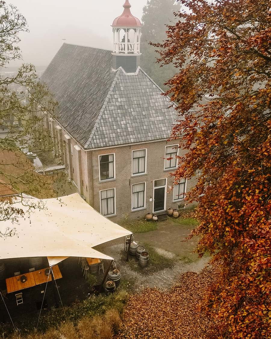 De kerk en pastorie van De Amshoff in de ochtendmist