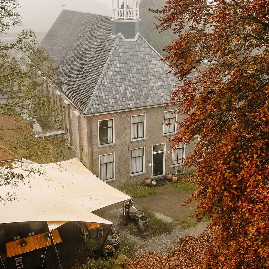 De kerk en pastorie van De Amshoff in de ochtendmist