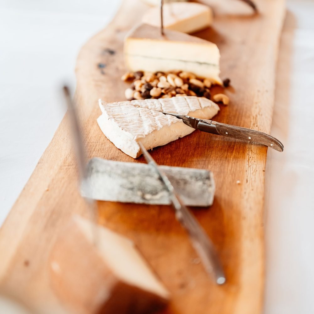 Dessert geserveerd op een houten plank bij De Amshoff