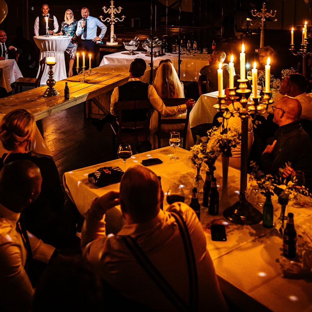 Diner bij kaarslicht aan lange tafels in De Amshoff