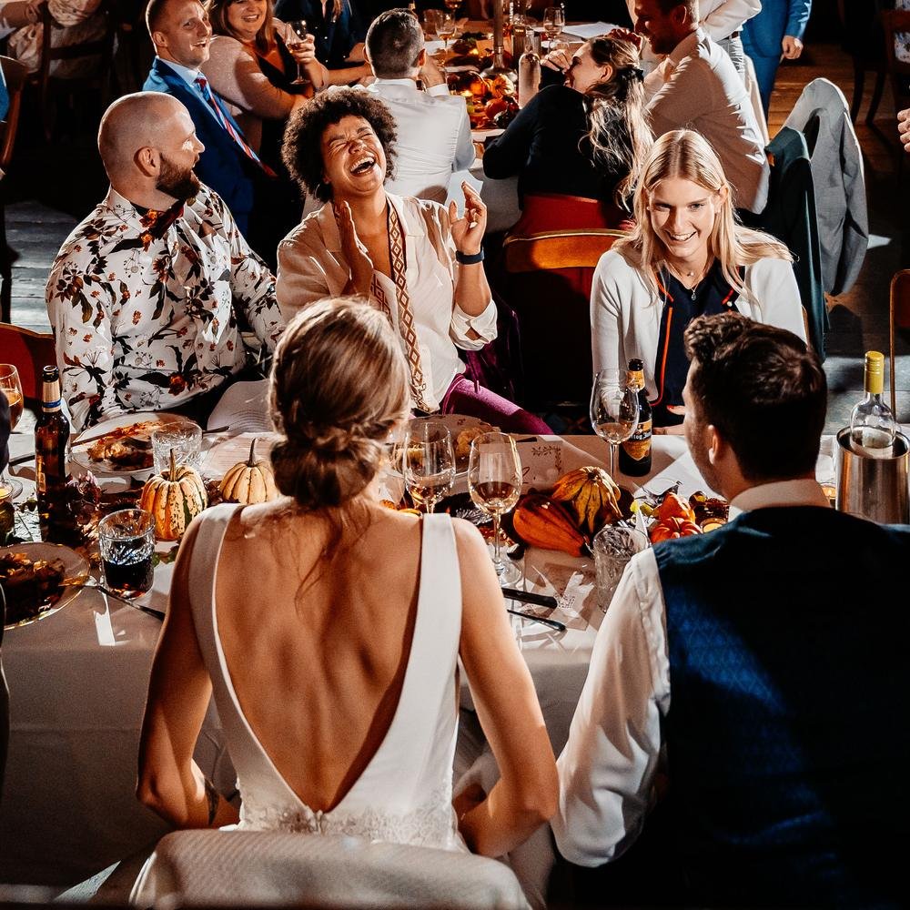 Gasten aan tafel tijdens het diner bij De Amshoff