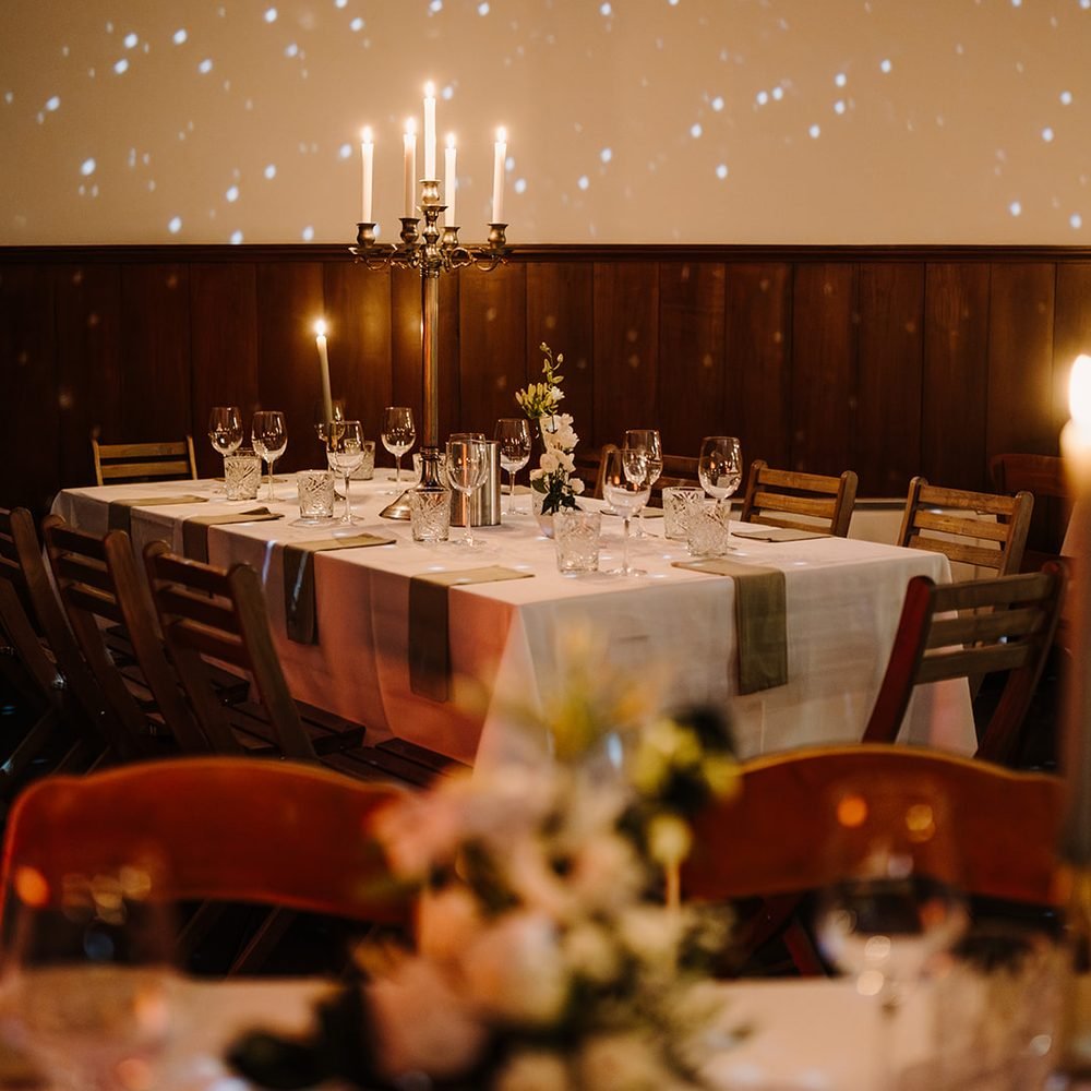 Feestelijk gedekte tafel bij kaarslicht in De Amshoff