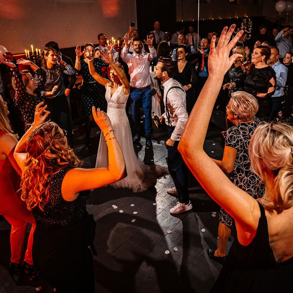 Feestende gasten bij De Amshoff