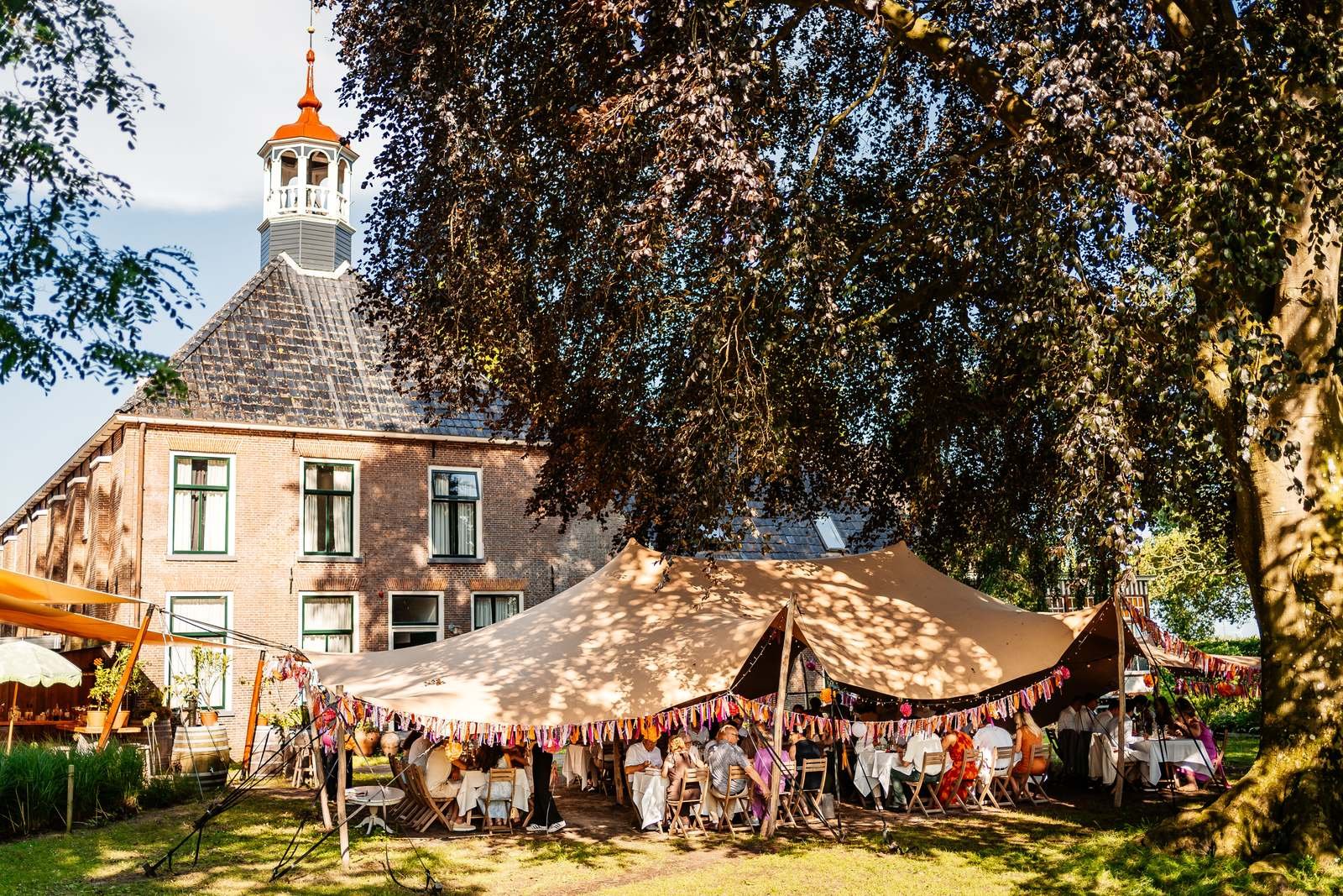 Feesttent in de tuin van De Amshoff tijdens een evenement