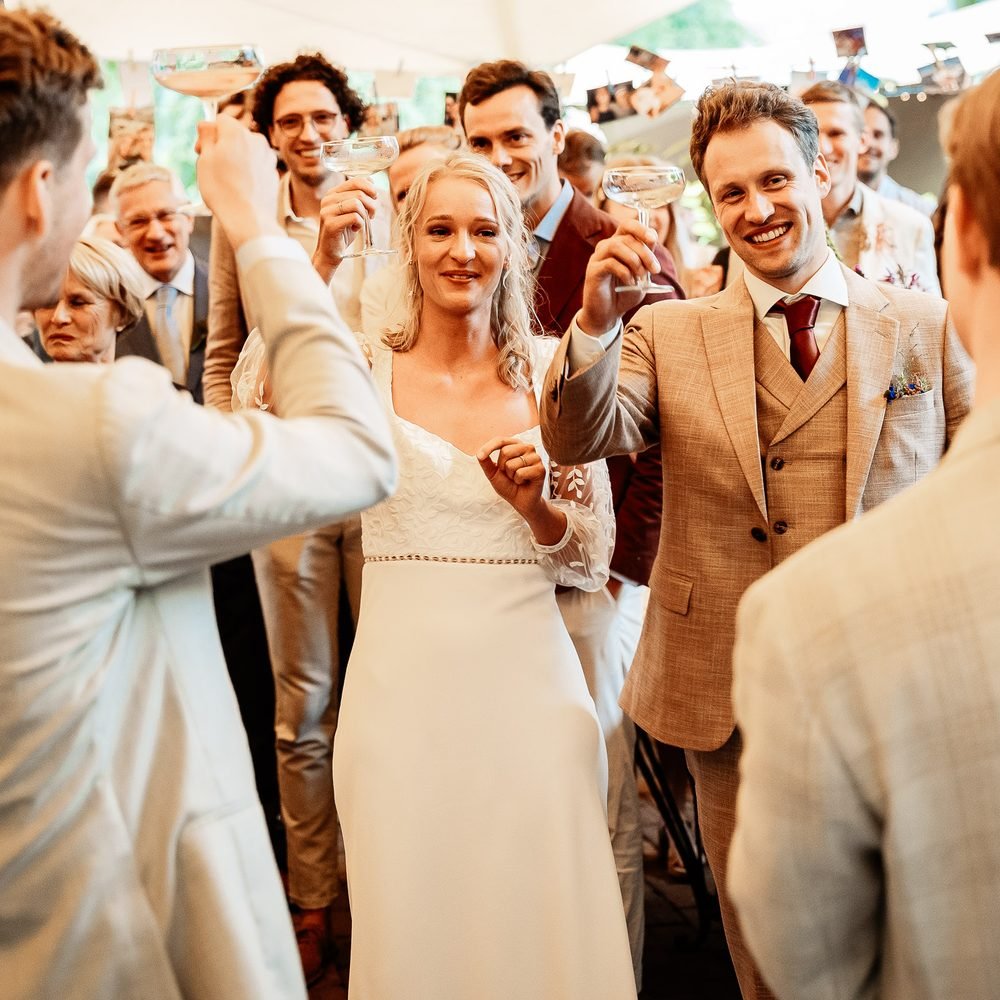 Gasten feliciteren het bruidspaar bij De Amshoff
