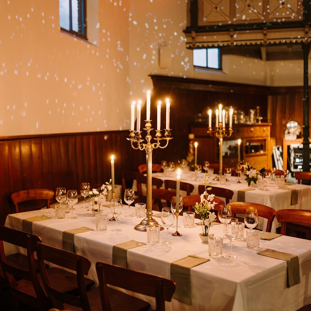 Gedekte tafel voor het diner in De Amshoff