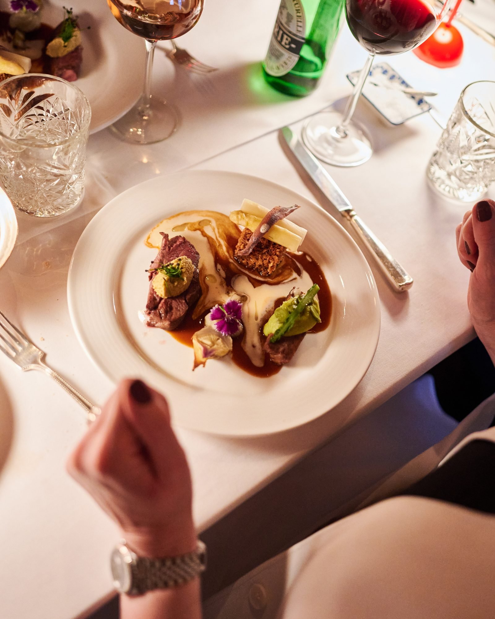 Hoofdgerecht met bijpassende wijn in restaurant De Amshoff