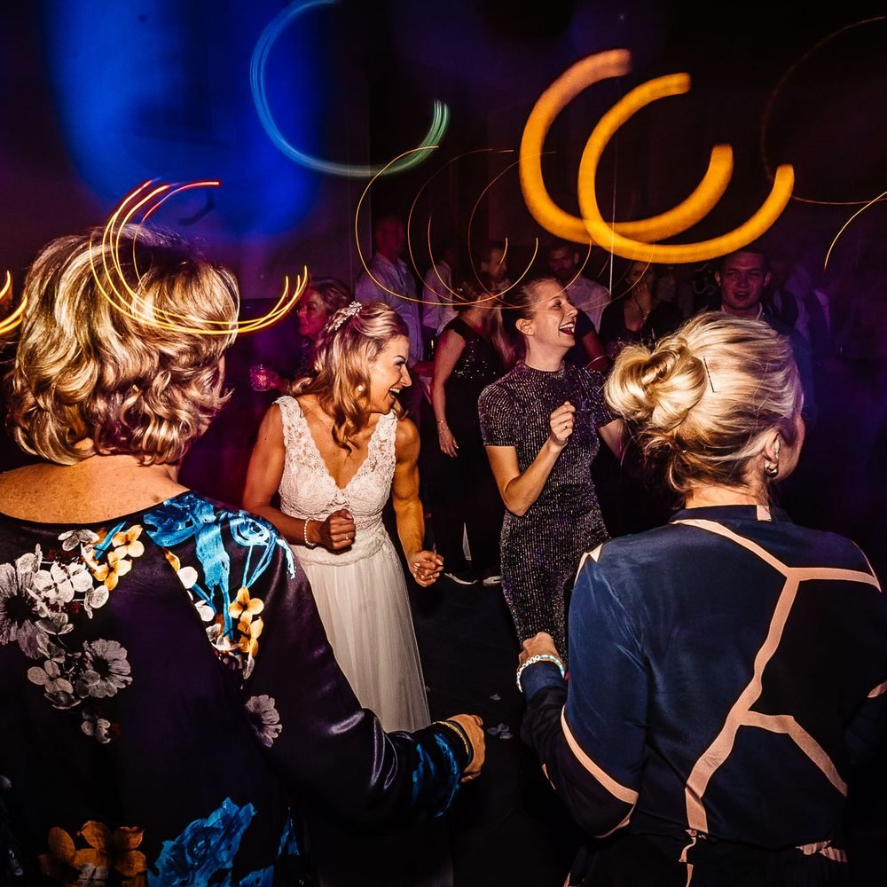 Lichtshow op de dansvloer bij De Amshoff