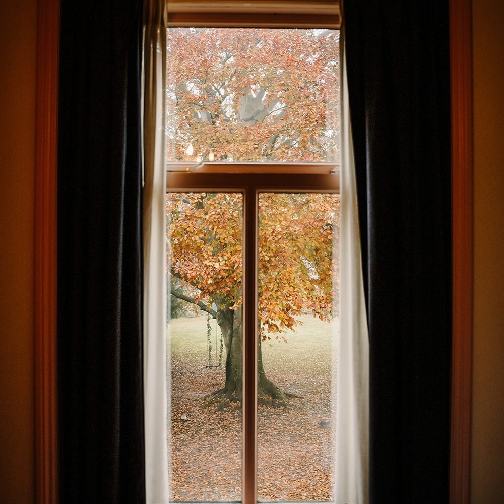 Uitzicht op de herfsttuin vanuit de historische pastorie