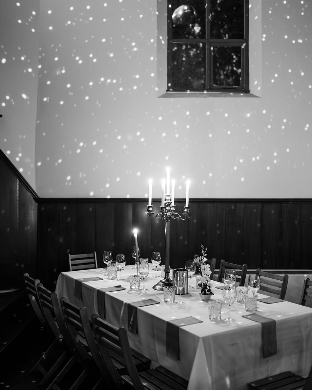 Gedekte tafel in de zaal van De Amshoff