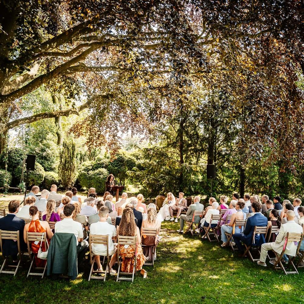 Trouwceremonie in de tuin van De Amshoff