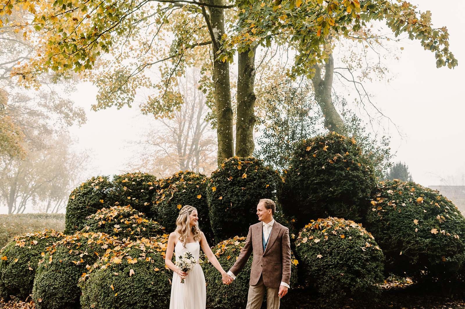 Bruidspaar in de herfsttuin van De Amshoff