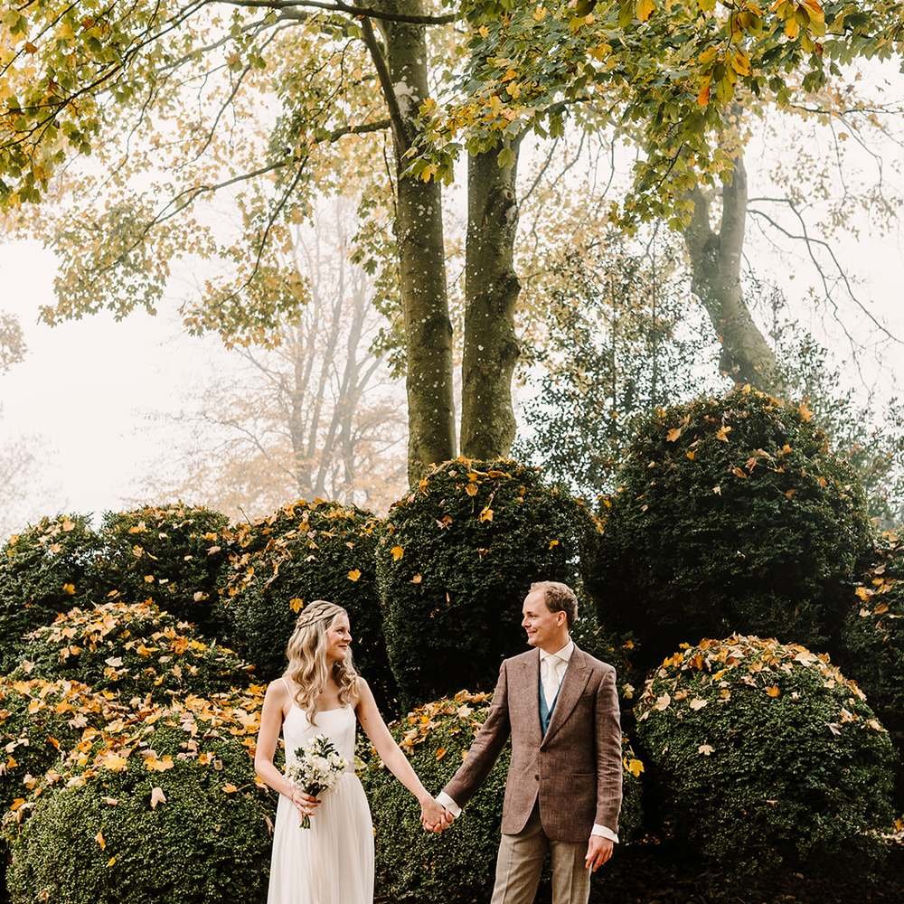 Bruidspaar in de herfsttuin van De Amshoff