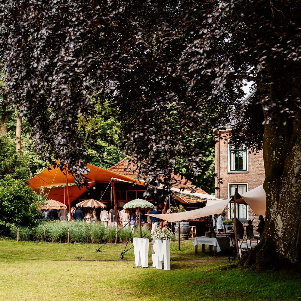 Tuin en feesttent bij schemering
