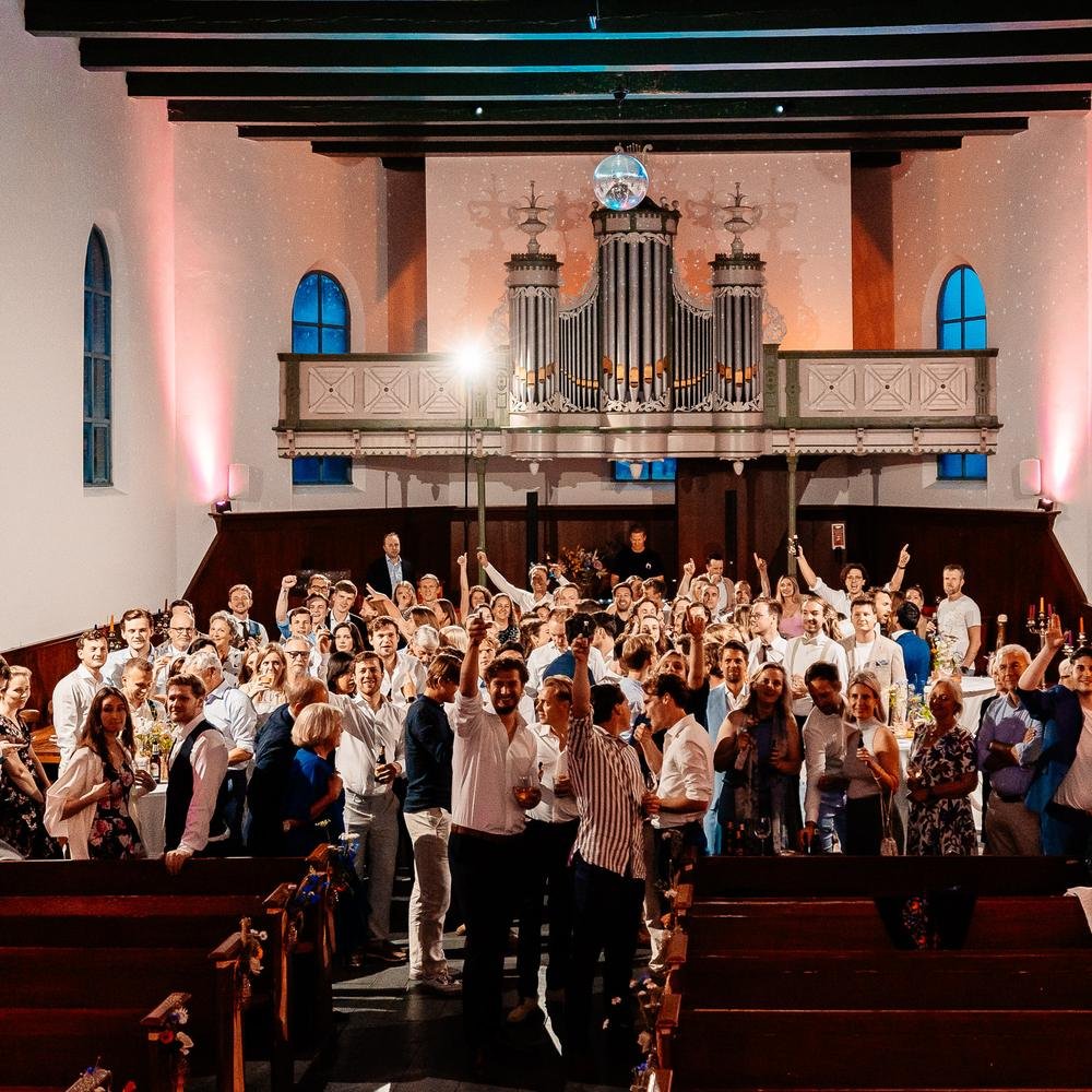 Volle kerk tijdens een huwelijksceremonie bij De Amshoff
