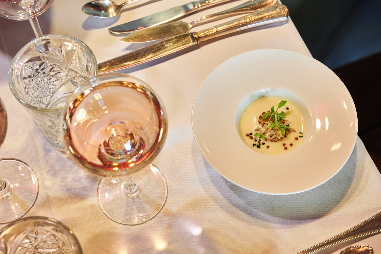 Voorgerecht met een glas wijn in restaurant De Amshoff
